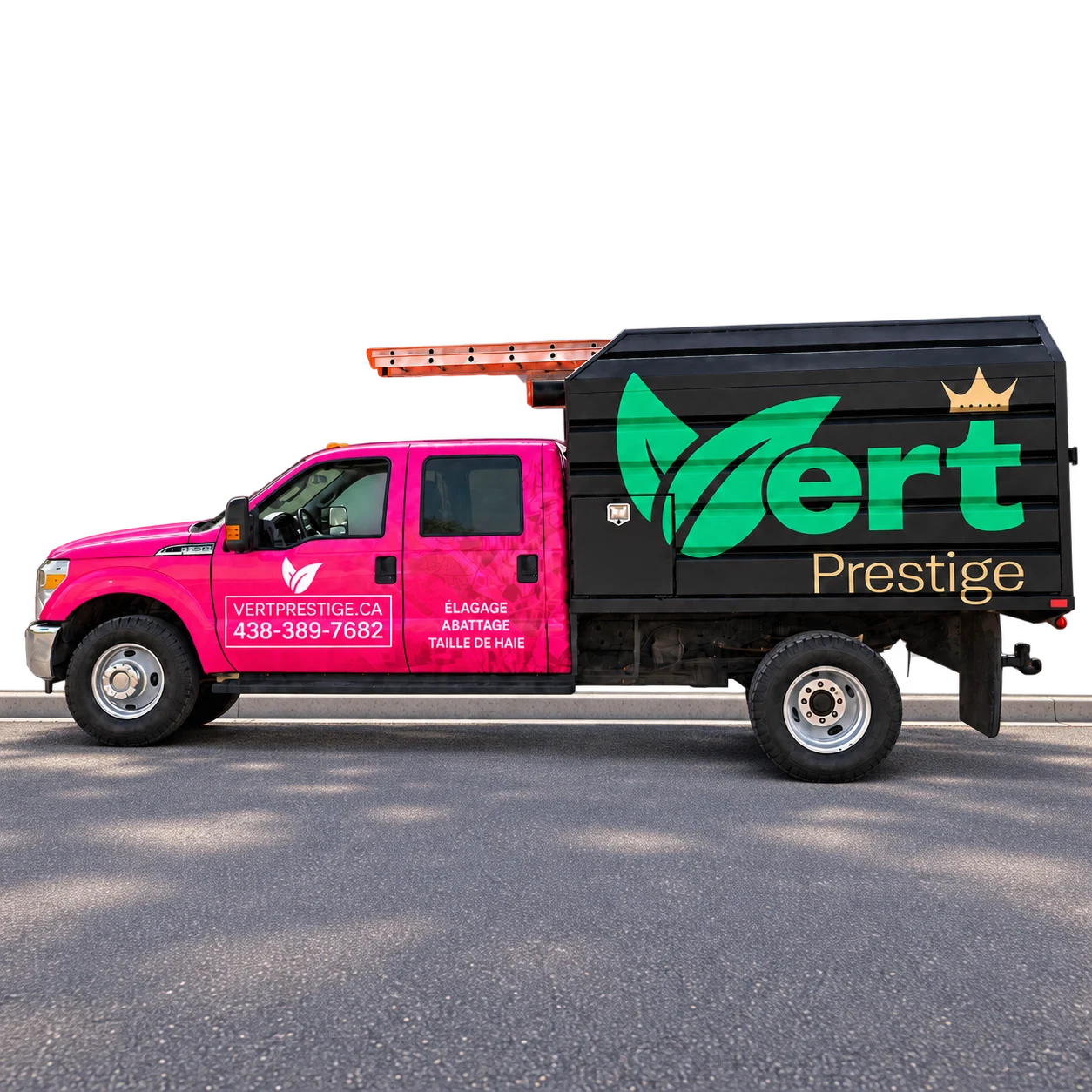Camion rose et noir portant le logo Vert Prestige sur une route