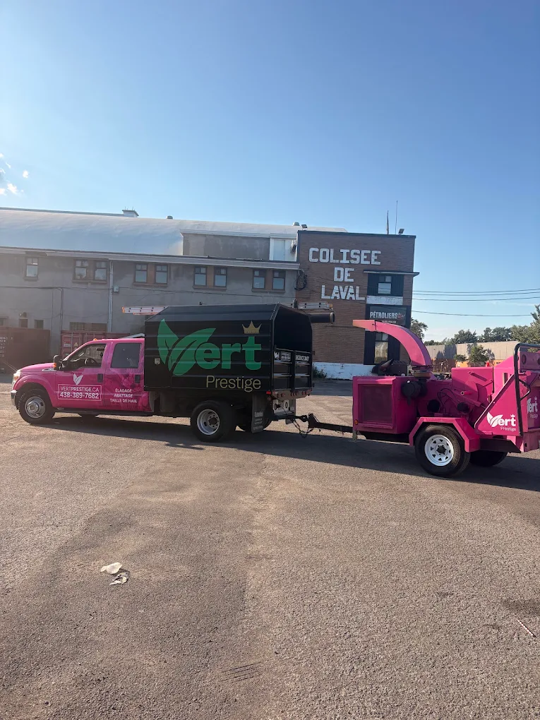 Camion et déchiqueteuse roses de Vert Prestige devant le Colisée de Laval